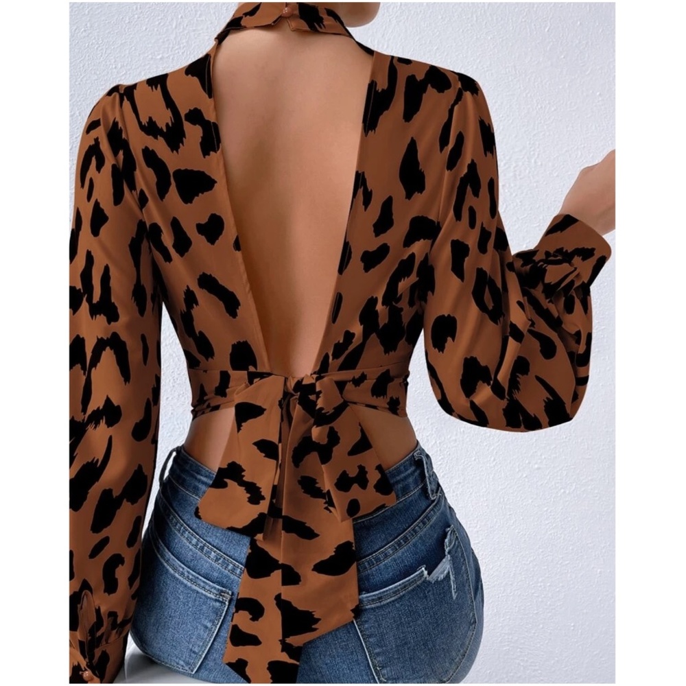 Leopard print mock neck open back crop top - Picture 3 of 6